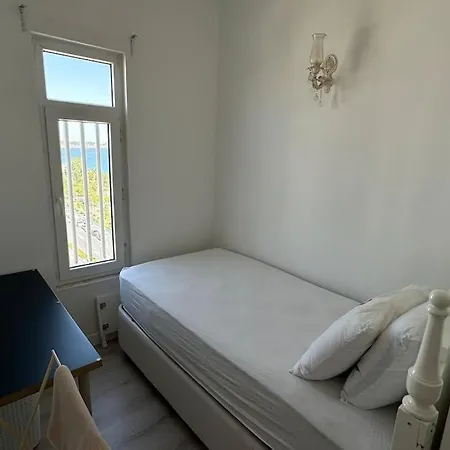 Konyaalti Denizin Uestuende Gemi Ev