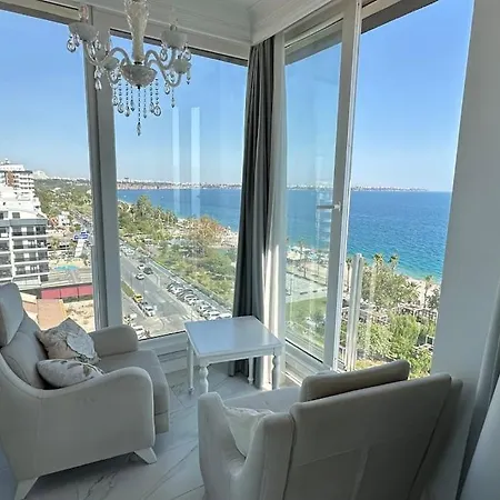 Konyaalti Denizin Uestuende Gemi Ev Antalya
